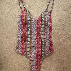 Gently used. Beautiful pattern and very trendy!